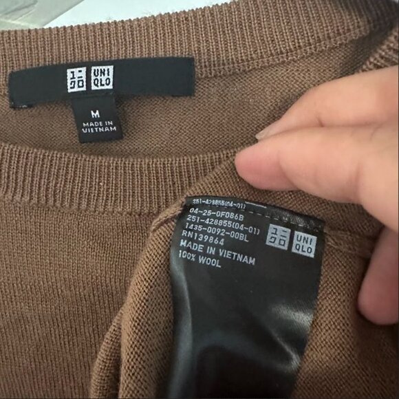 Uniqlo 100% Wool Brown Crewneck Classic Lightweight Sweater Size Medium - Picture 6 of 6
